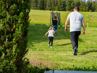 Garten mit Kindertrampolin