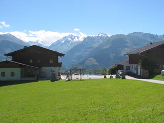 Häuser mit Blick auf die Hohen Tauern