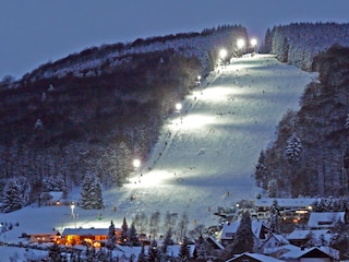 Wintervergnügen pur: Skifahren im Flutlicht!