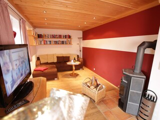 Wohnzimmer mit gemütlichem Ofen