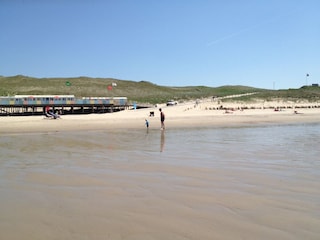 Sauber Sandstrand mit Strandzelte