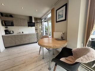 Offene Küche mit gemütlichem, zentralem Essbereich