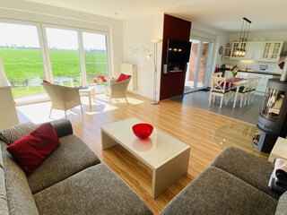 Wohnzimmer und Küche mit Blick aufs weite Feld