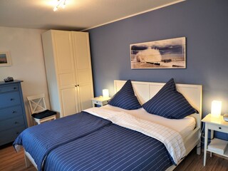 Schlafzimmer EG mit elektr. Lattenrost in einem Bett