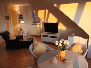 Leseecken mit Flachbildschirm und Babybett im Traumraum