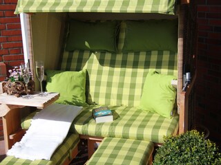 Strandkorb auf der Terrasse zum Lesen und Relaxen