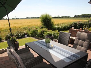 Terrasse mit neuen und bequemen Gartenmöbeln