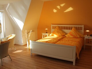 OG: Traumraum mit Blick aufs Feld