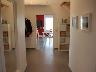 großzügiger Eingangsflur mit Stauraum für Mützen  Schal