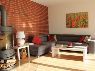 gemütliches Wohnzimmer mit Kamin, Kaminholz vor Ort