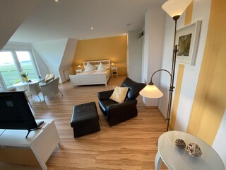 OG: Traumraum mit Tisch, Leseecke, und großem TV