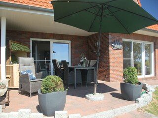 Terrasse mit Standkorb, Sonnenschirm, usw.
