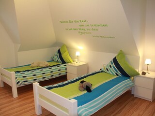 Deichzimmer im OG., Tisch und Schrank