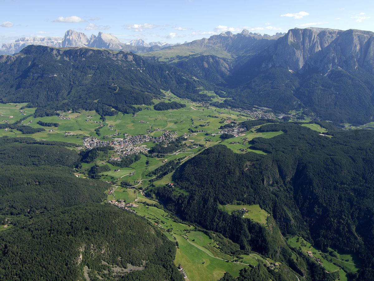 Luftbild von Kastelruth mit Hochplateau