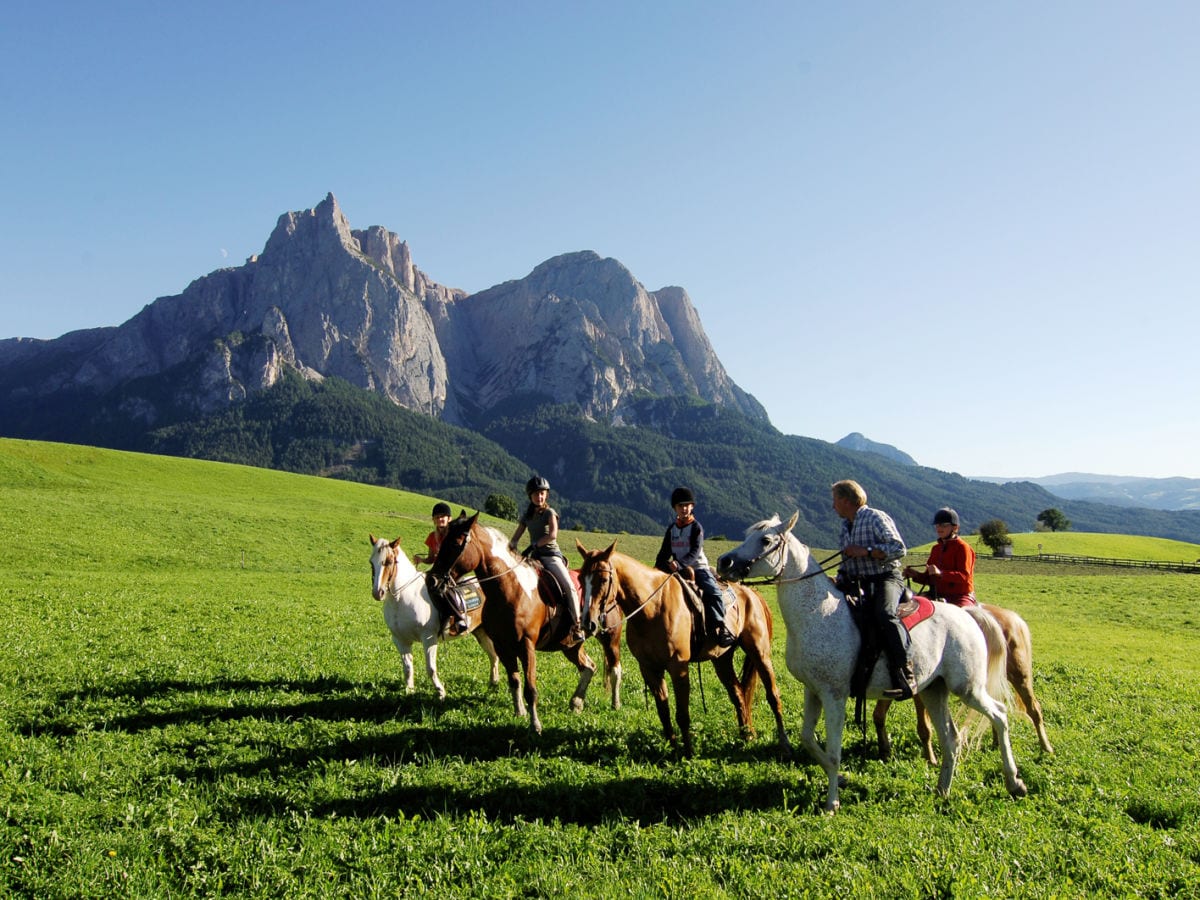 Reitergruppe mit Schlernmassiv