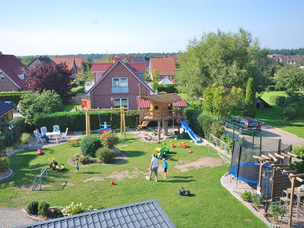 Unser Garten mit viel Sitz- und Spielplatz