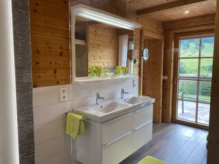 Blick vom Bad zur Terrasse