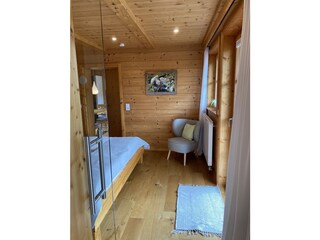 Schlafzimmer mit Terrassentüre