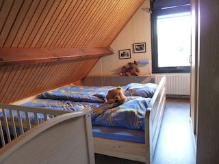 Doppelbett und Kinderbett