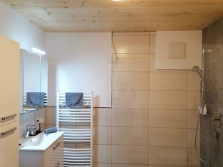 Bad mit großräumiger Dusche