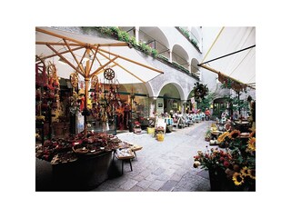 Salzburger Innenhof mit Geschäften
