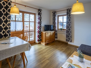 ...helles freundliches Wohnzimmer