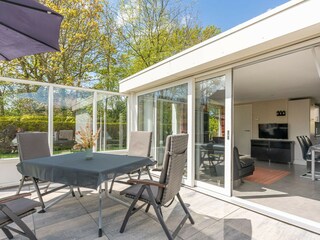 Die sonnige Terrasse mit Gartengruppe