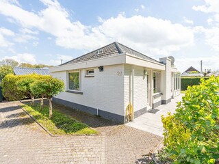 Der große Parkplatz am Haus (2 Wagen)