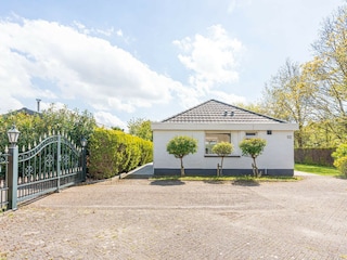 Der große Parkplatz am Haus (2 Wagen)