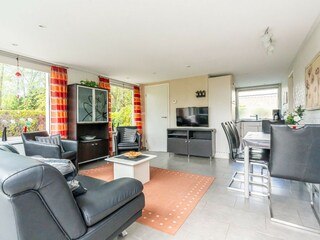 Das gemütlich eingerichtete, helle Wohnzimmer