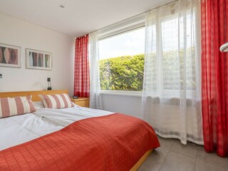 Schlafzimmer 1 mit Doppelbett und TV