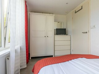 Schlafzimmer 1 mit Doppelbett und TV