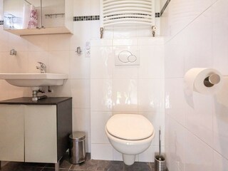 Badezimmer mit Dusche, Waschbecken und Toilette
