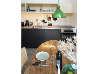 Offene Küche und Esstisch