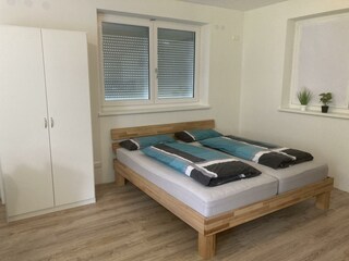 Kleiderschrank und Bett