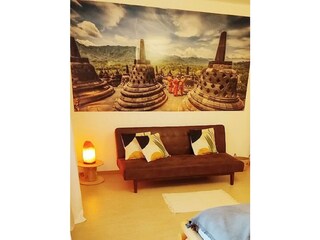 Schlafzimmer mit Schlafsofa und 180er Bett