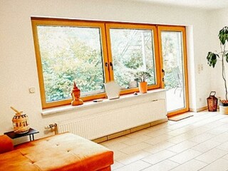 Wohnzimmer mit Zugang zur Terasse
