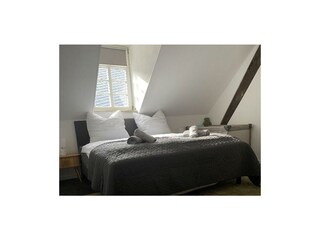 Schlafzimmer mit Kinderbett