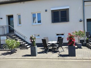 Nr 7 Eingang mit Terrasse