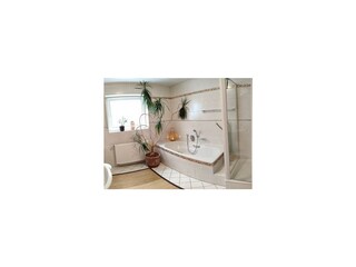 Bad mit Dusche und Wanne