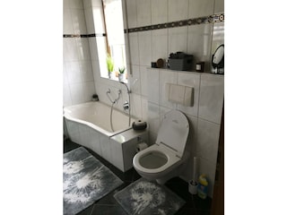 Badezimmer Bild von Badewanne und Toilette