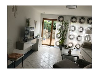 Wohnzimmer mit Zugang zur Terasse