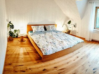 Schlafzimmer mit 180er Bett, Balkon & Burgblick