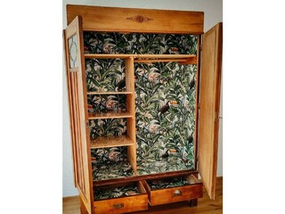 Schlafzimmer mit 180er Bett, Blick auf die Burg &