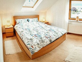 Schlafzimmer mit 160er Bett & Burgblick