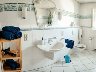 Bad mit Wanne & Dusche