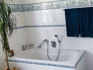 Bad mit Dusche & Wanne Foto2