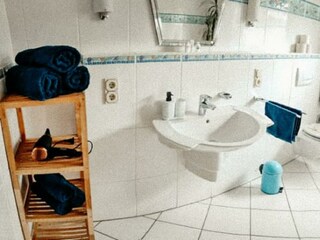 Bad mit Dusche & Wanne