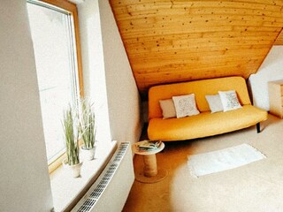 Schlafzimmer mit 160er Bett, Schlafsofa & Blick au