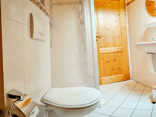 Bad mit Dusche und Blick auf den Skywalk im 2OG